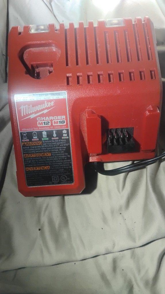 Milwaukee M12/M18 Dual Charger