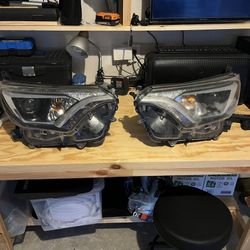 Toyota RAV4 Headlight Assembly
