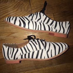 Dolce Vita Striped Zebra Oxford Flats Women Size 9.5 Practically NEW.rare.nike.designer