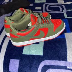 Nike Dunks “Red Khaki” Size 9