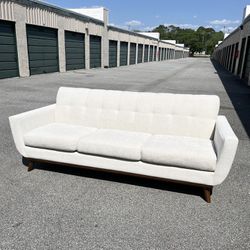 Rooms To Go Couch / Free Delivery 