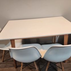 EAMES TABLE WITH CHAIRS