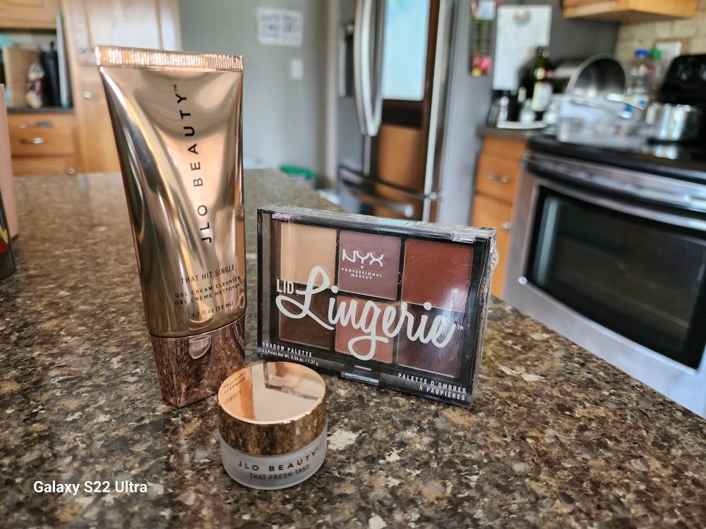 New Jlo Beauty Facial Cleanser And Eye Cream + Free Shadow