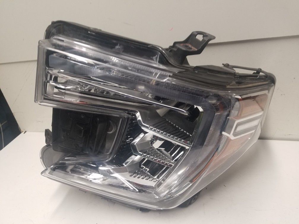 Gmc Sierra 1500 left headlight 2020