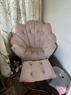Collapsible pink chair