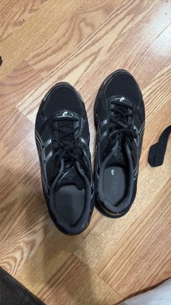 ASICS GEL -1130 BLACK AND SILVER ( MENS SIZE 12)