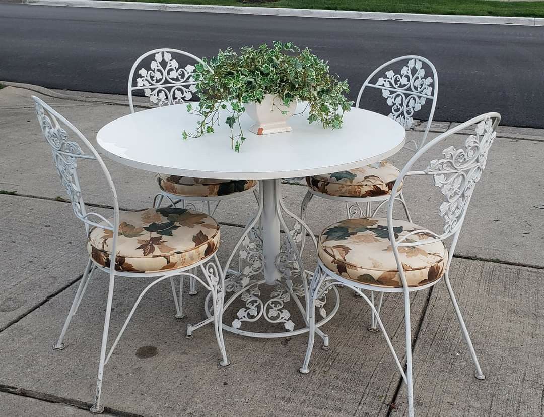 High quality vintage Woodard round wrought iron table