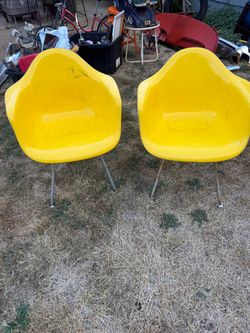 🟡 Vintage Herman Miller Fiberglass Chairs - Pair