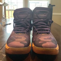 Nike Size 11 Basketball Shoes 