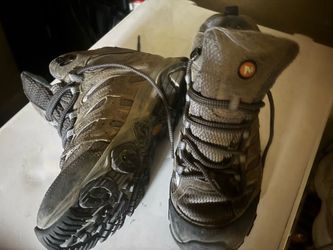 Merell women hiking boots like new. Wear it 2 times