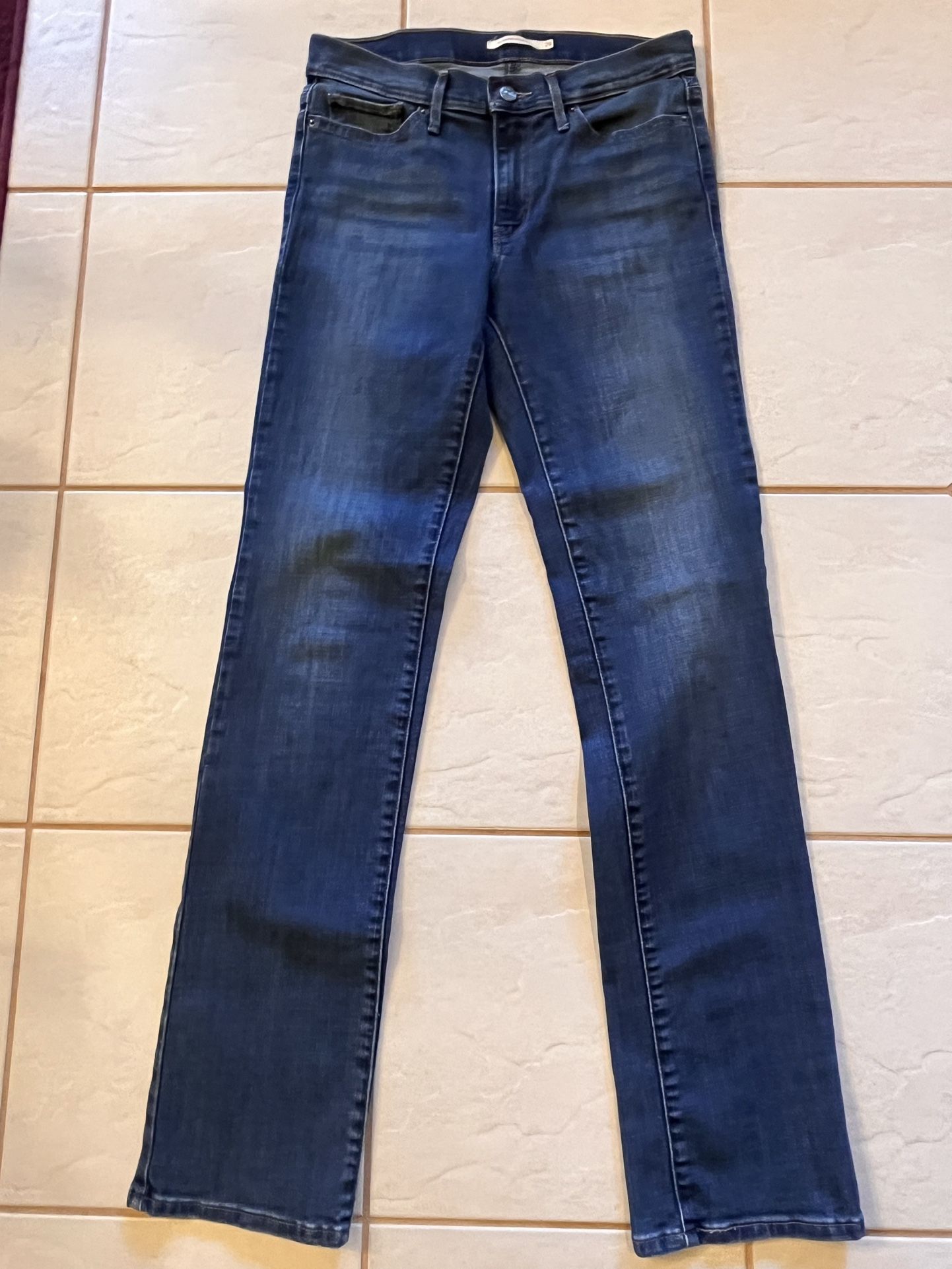 Levi’s Women’s Slimming Straight Jeans Size 29 Inch Waist