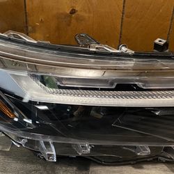 2023 Toyota RAV4 Right head light