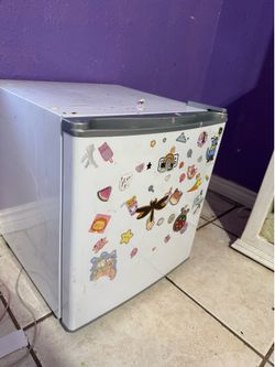 Working Mini Fridge – Great for Dorm, Office or Bedroom