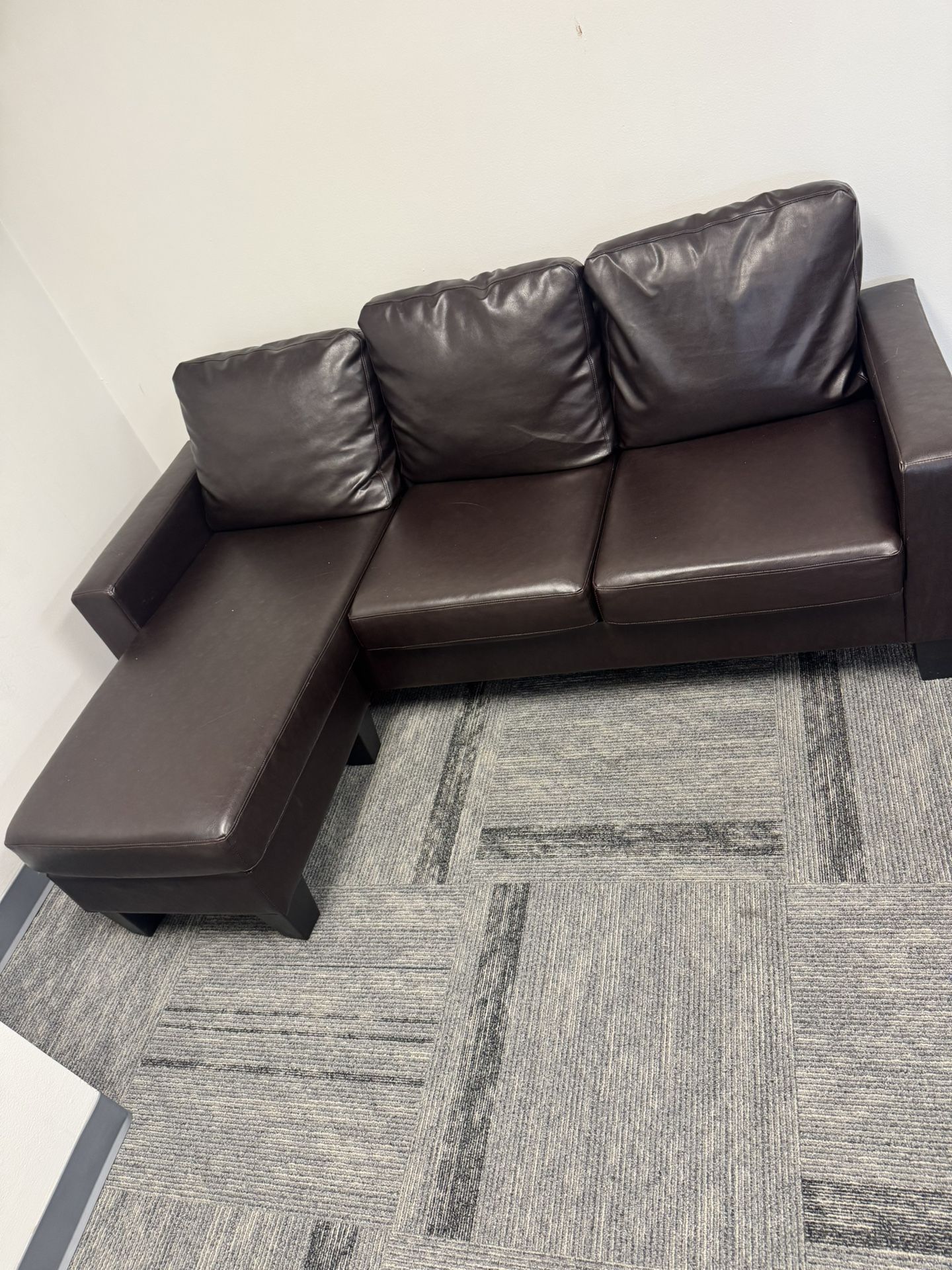 Couch - Small Faux leather sofá