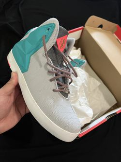 NIKE LEBRON 11 LIFESTYLE.       WOLF GREY GREEN HYPER PUNCH