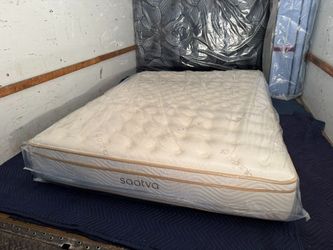 LIKE NEW! Queen Saatva Classic Luxury Firm Mattress - Delivery Available 