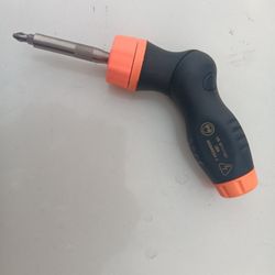 Snap-on SGDMRCE4 Soft Grip 5-Position Screwdriver. Many Other Tools. For Pick Up Fremont Seattle. No Low Ball Offers Please. No Trades. Yes I Have It 