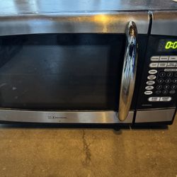 Emerson 900W Microwave 