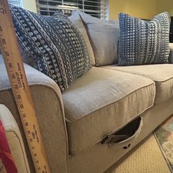 1 Yr old EUC Just Shampooed Loveseat