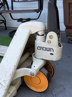 Crown Pallet Jack 5000lbs capacity lift $220.cash