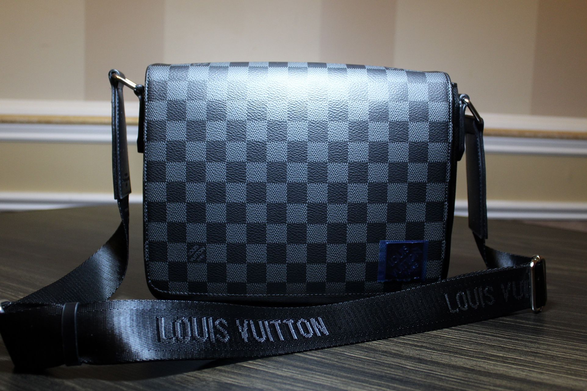 Louie Vuitton Messenger District PM messenger bag