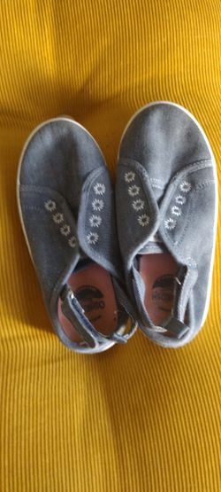 Little Girl Shoes Size 11   $3.00