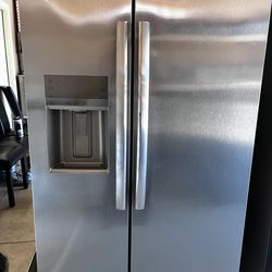 ✨2 door stainless steel Frigidaire ✨
