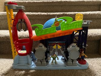 Toy Story Pizza Planet Imaginext Playset + Woody & Buzz