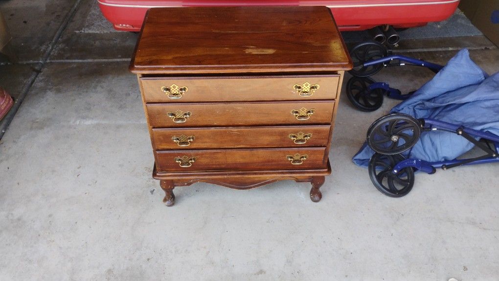 Bachelor’s chest of drawers (Queen Anne style, 4-drawer).