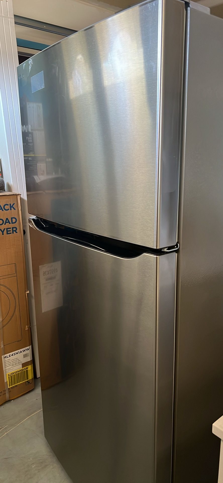 LG 20.2-cu ft Top-Freezer Refrigerator ( Stainless Steel