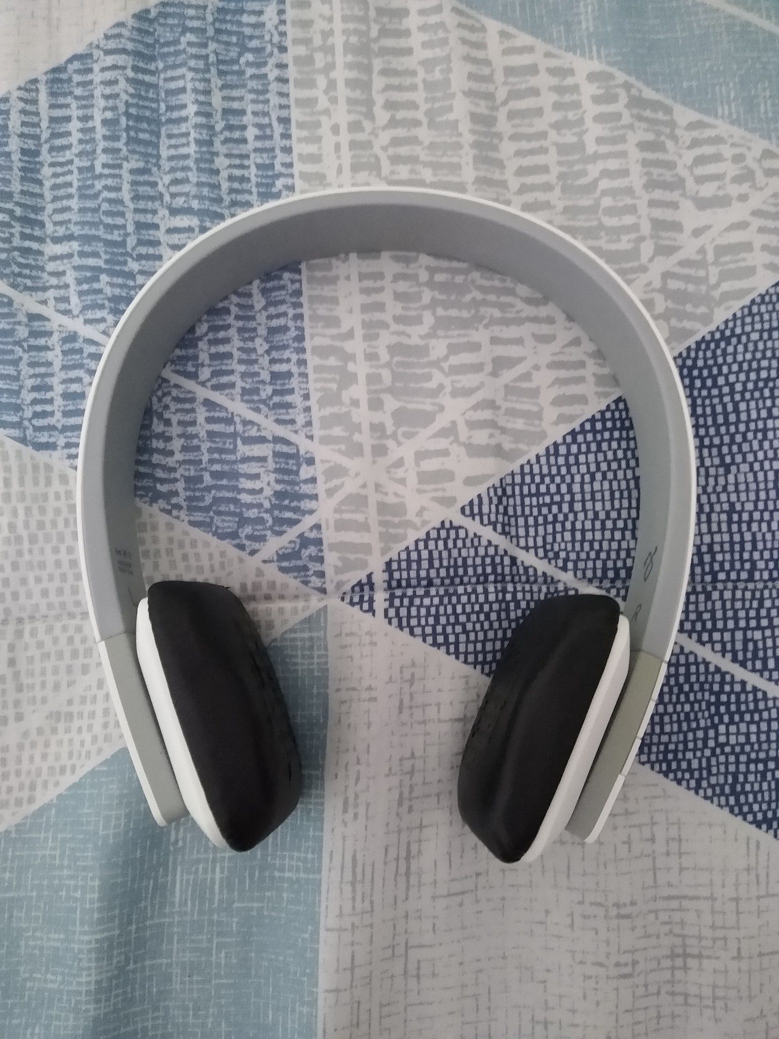 Bluetooth wireless stereo headphones- white
