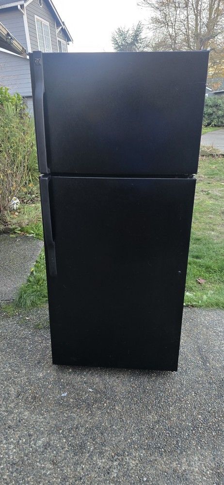 Ge Fridge Size 28w 28d 64h) I Can Help You With Free Delivery Within 10 Miles Distance 