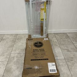 Extra Wide Pet Gate / Baby Gate - Fits Openings 29” - 47”