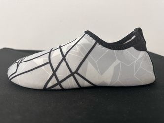 WATER SHOES GRAY & BLACK PATTERNED SIZE 37/38