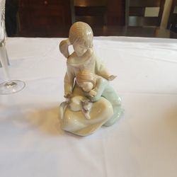 Lladro #1534 - Little Sister Porcelain Figurine