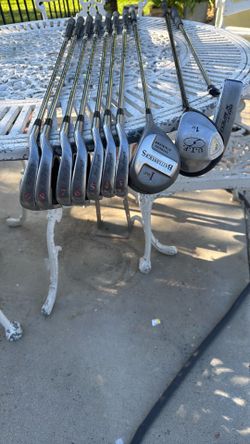 10 golf club set of Mc Gregor battle sticks iron clubs 2 woods 1. Putter.
