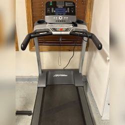 Life Fitness T3 Treadmill, Heart Rate Monitor - Excellent - 2015 – Carbondale, CO
