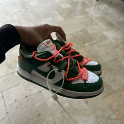 women’s off white dunks  size 6,5