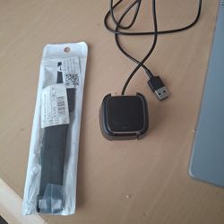 Fitbit Versa Smartwatch Large Black (broken) rubber wristband, charger