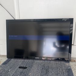 40 Inch Toshiba TV (with wall mount)