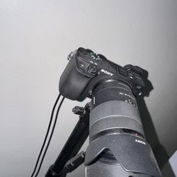 Sony a6400 Mirrorless camera with 18-135mm lens