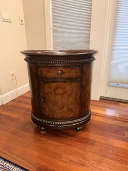 Traditional Oval Accent Table 