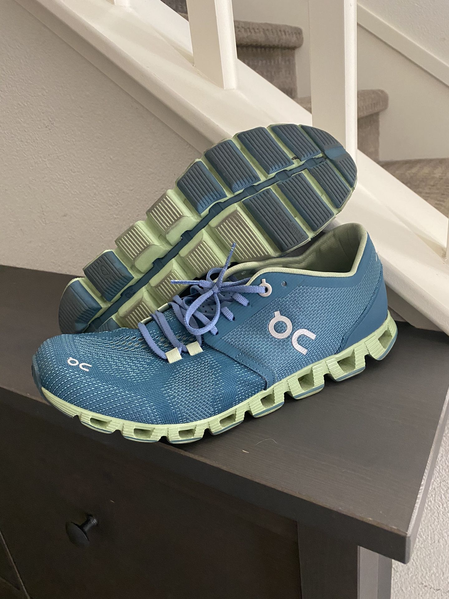 On cloud running shoes 9.5- excellent condition