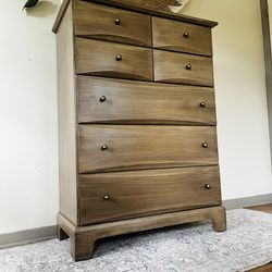 🪴 Gorgeous Sausalito Five Drawer Solid Wood Vintage Dresser - Delivery Available! 🪴