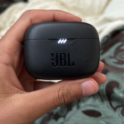 JBL Earbud Tune 230NC TWS
