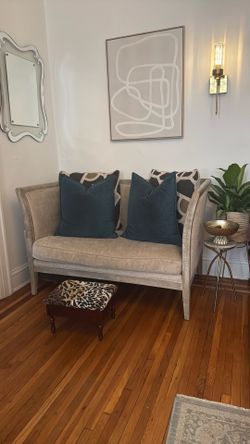 Velvety cream bench