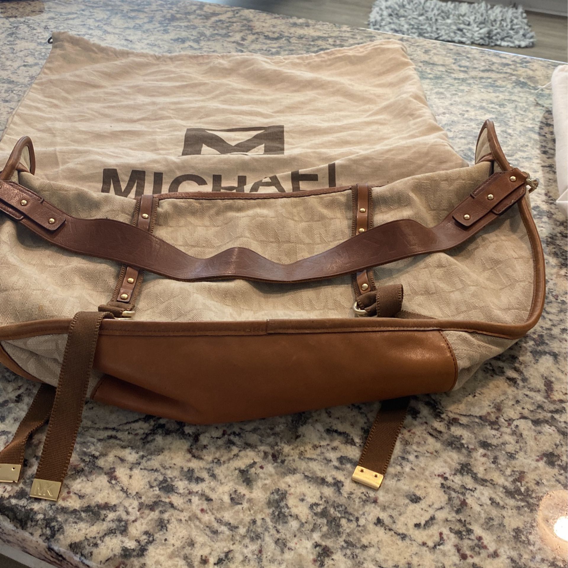 Michael Kors Designer Saddlebag, Lots Of Leather And Fabr 