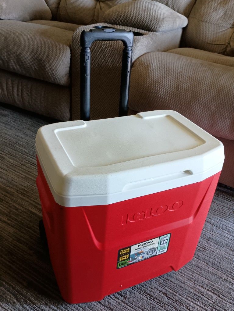 Igloo 28 Qt Red Wheeled Cooler with Locking Telescoping Handle