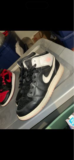 Air Jordan 1 Mid Black White Sneakers