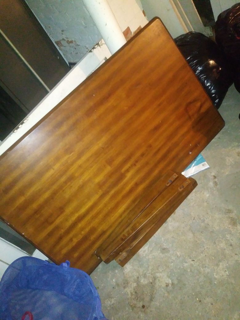 MOVING SALE!!NEED GONE ASAP 20$ Nice solid and sturdy dining room table